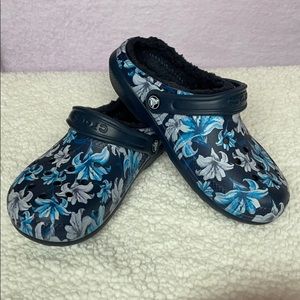 CROCS- Fleece lined Women’s 7